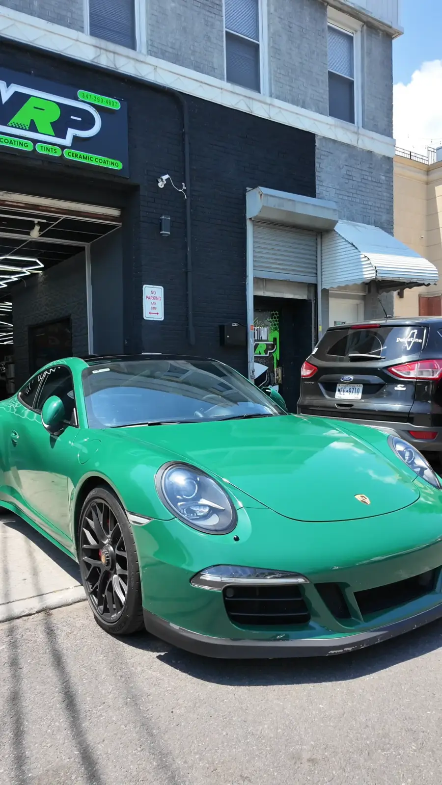 Porsche 911 GTS — Silver to Racing Green Color Change