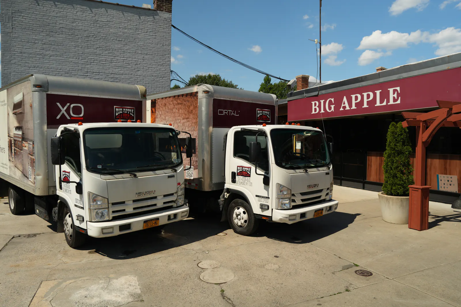 Big Apple BBQ delivery fleet wrapped by WRP outside their storefront